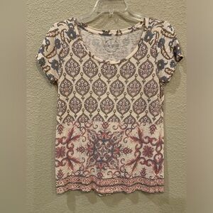 Like new, Stylist Lucky Brand Top, size small, soooo cute!